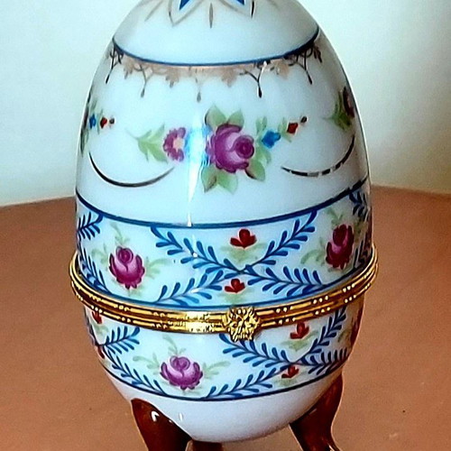 Porcelain decorative egg like new with handmade floral motifs