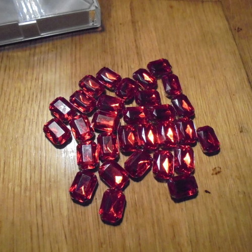 Set of 30 decorative red sewing stones like new