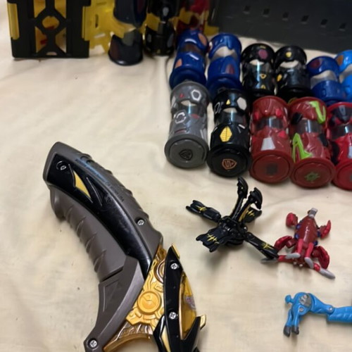 Monsuno collectible set used, 11 figures, 22 cores, belt & launcher