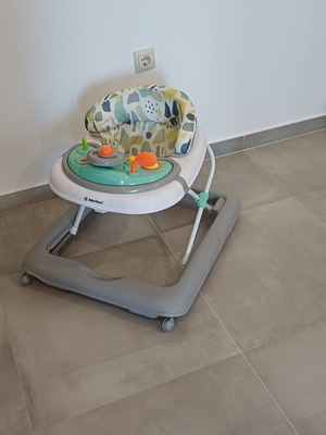 Strata Baby Walker like new +6M