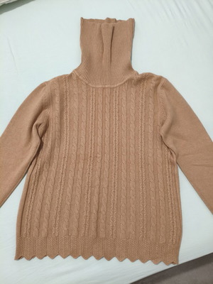 Women's cable knit turtleneck sweater camel/tan size M like new