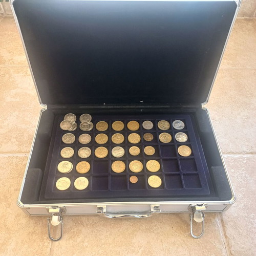 Aluminum Coin Case like new, silver, with four inner compartments