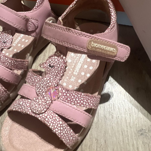 Biomecanics sandals size 26 like new for girls