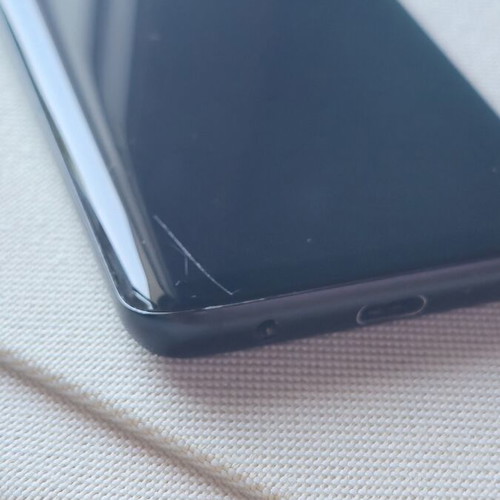 Samsung S9 64GB Dual SIM phone used, small screen crack