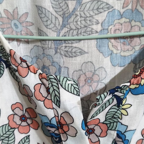 Linen-type floral blouse M-L like new