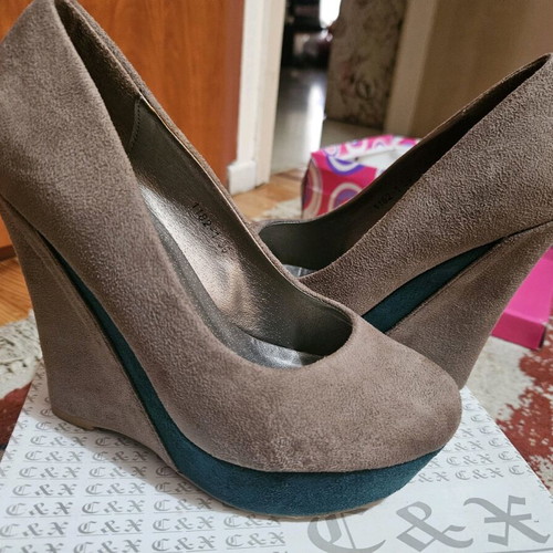 Platform pumps like new, very high closed suede beige and green