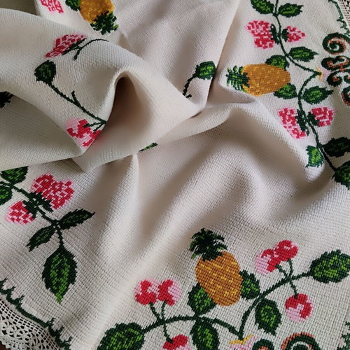 Vintage embroidered tablecloth hand-stitched, like new, 125x125 cm