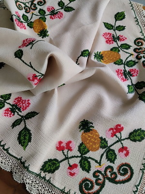 Vintage embroidered tablecloth hand-stitched, like new, 125x125 cm
