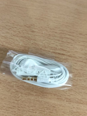 Hands-free headset wired white like new, aux 3.5mm connection