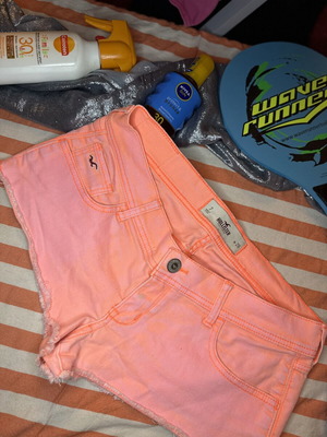 Hollister neon ροζ shorts σαν καινούργιο, μέγεθος W28, denim style