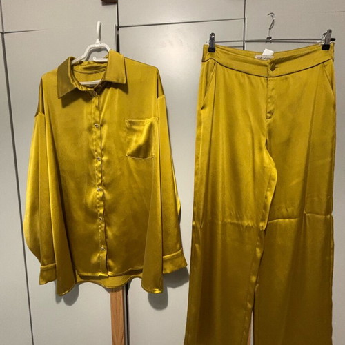 Milkwhite glossy set like new, gold