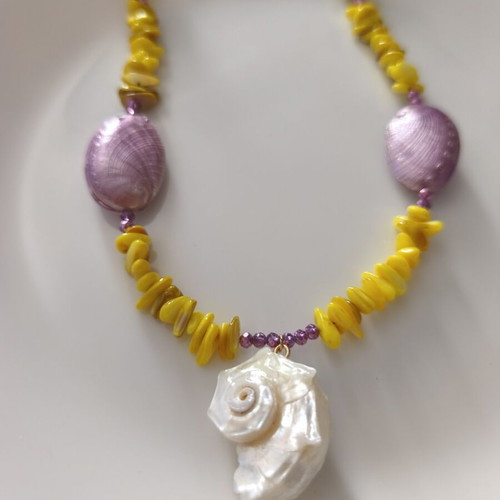 Necklace with shell chips in lilac and yellow, new