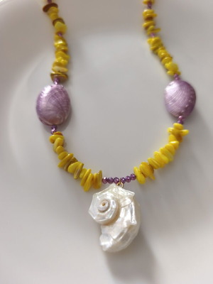 Necklace with shell chips in lilac and yellow, new