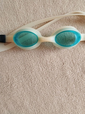 Children's swimming goggles like new