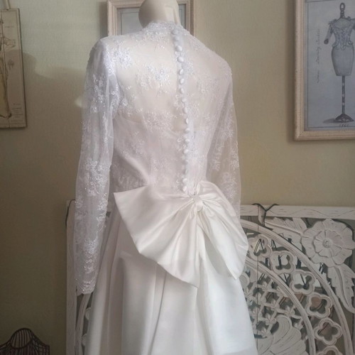 Handmade A-line wedding dress used, ivory satin with lace and pearls