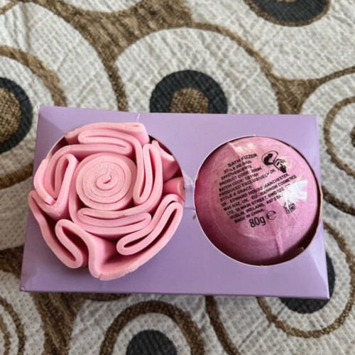 Bath fizzer and rose sponge gift set new