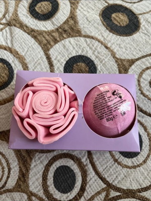 Bath fizzer and rose sponge gift set new