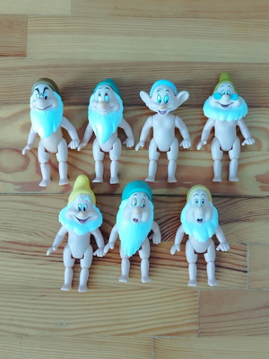 Snow White 7 Dwarfs figures like new with 4 shirts, 5 pants, 5 pairs of shoes and 4 tools