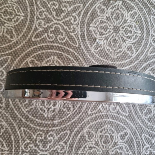 Metal ashtray with leather trim like new, 20 cm diameter