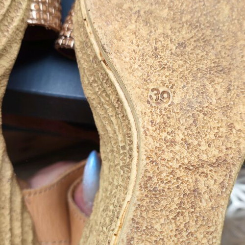Leather sandals in gold color worn once, size 39