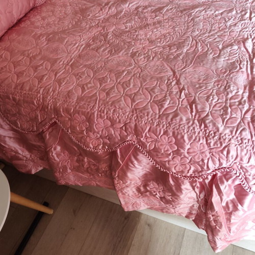 Vintage satin quilt with three small decorative pillows, like new