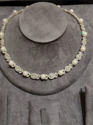Jewelry set with zircon stones and pearls, used