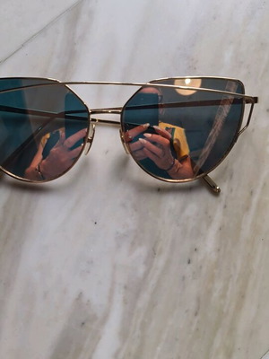Sunglasses like new, gold color