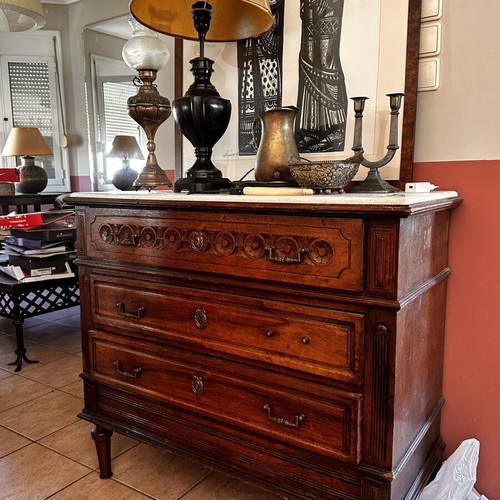 Wooden mirror and dresser set, classic style