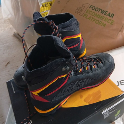 La Sportiva Trango Tower Extreme GTX hiking boots size 44, black yellow