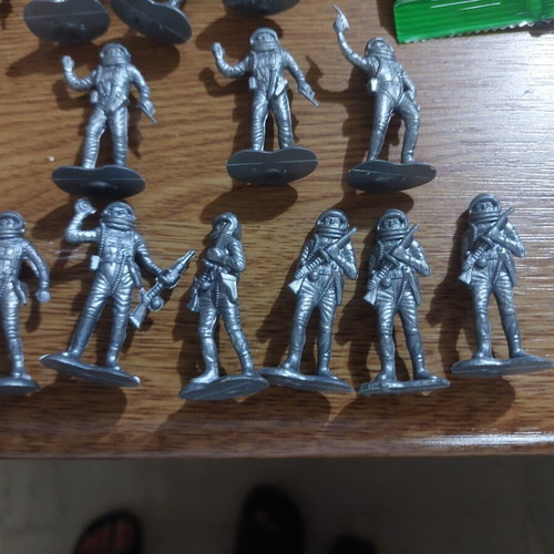Solpa astronaut figures used, pack