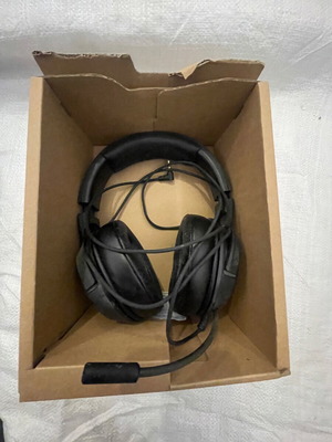 Wired headphones with microphone used, functional with broken base