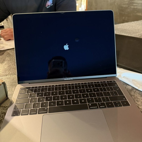MacBook Pro 13" 2017 like new, i5 2.3 GHz, 8GB, 128GB SSD, Space Gray