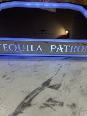 Patron LED тава нова с зарядно, размер 33.5x4см