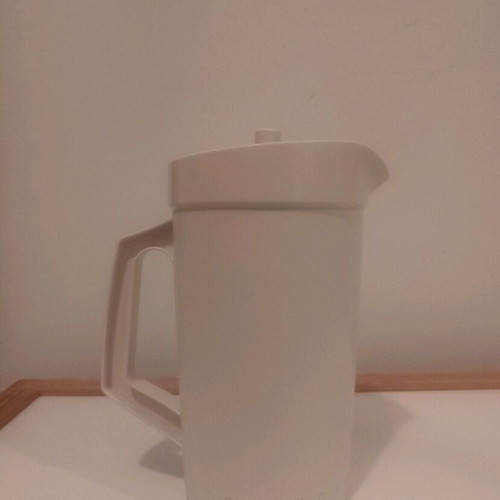 Κανάτα Tupperware 874-15 σαν καινούργιο, χωρητικότητα 1,9 λίτρα, κρέμ & χρυσό