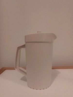 Κανάτα Tupperware 874-15 σαν καινούργιο, χωρητικότητα 1,9 λίτρα, κρέμ & χρυσό
