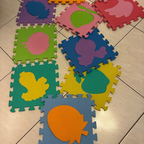 Children's Play Mat 10 detachable pieces 33x33 with fruits like new