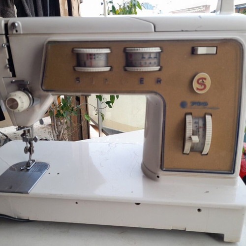 Singer 700 sewing machine used in very good condition