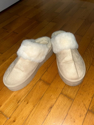Fur slippers shoes like new, size 40, white and beige