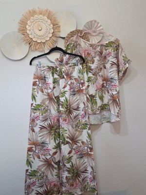 Pantalona blouse new without tags, fits sizes M/L