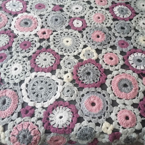 Children's blanket crocheted, size 75/90 cm, like new