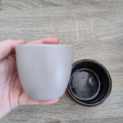 Ceramic flowerpots set of 2 like new, small size