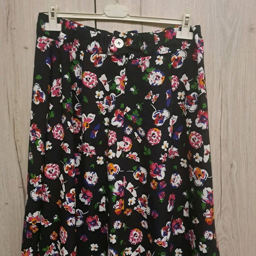 Floral skirt like new, size L