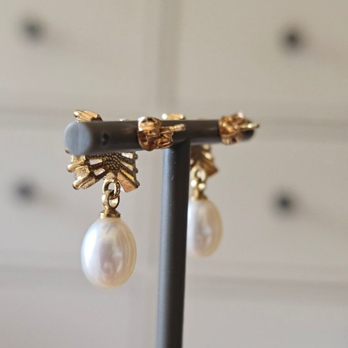 Pearl earrings like new with golden stones