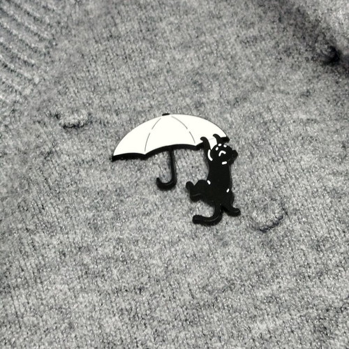 Cat brooch new, black and white