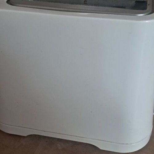 Fairline Toaster White like new, 2-slice with browning control