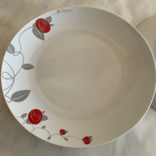 Maki’s Tselios 6 shallow large plates like new, white with red and gray details