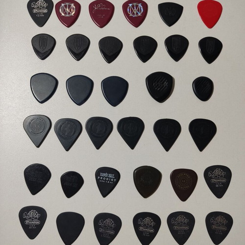 Guitar picks like new, set of 35 with various brands and sizes