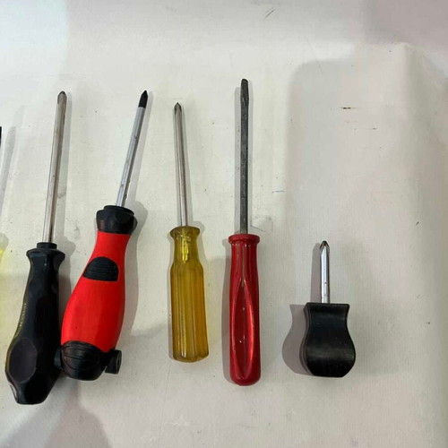 Set of 10 various hand screwdrivers used