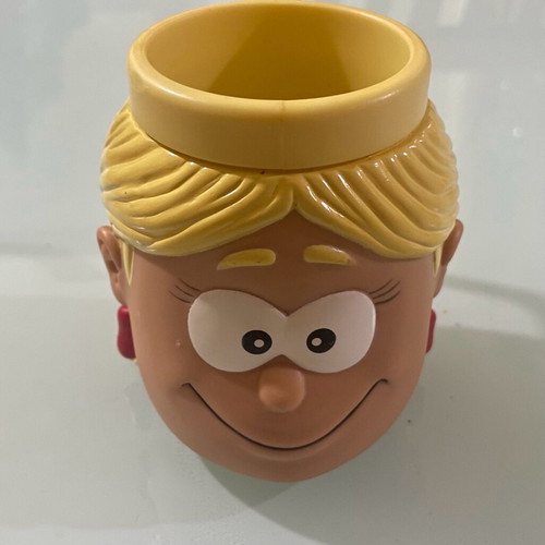 Tradefinders collectible mugs boy and girl in excellent condition