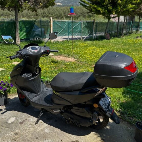 Scooter like new, 3,650 km, black, petrol